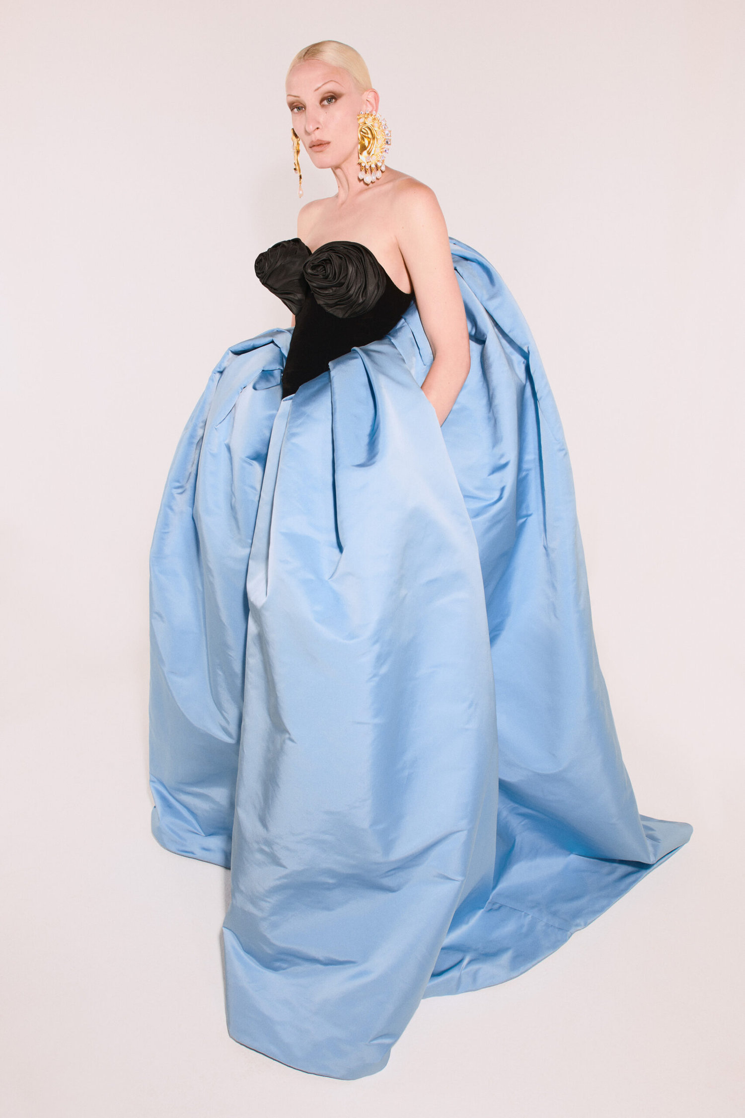 Hier stand nicht Jean Paul Gaultier Pate, sondern natürlich Elsa Schiaparelli. Roseberry überspitzt die konische Form des BHs ihres patentierten Badeanzugs für das schwarze Bustier aus Seidenvelours. Der überbordende Rock aus blauem Taft ähnelt dem von Lady Gaga bei der Amtseinführung von Joe Biden.