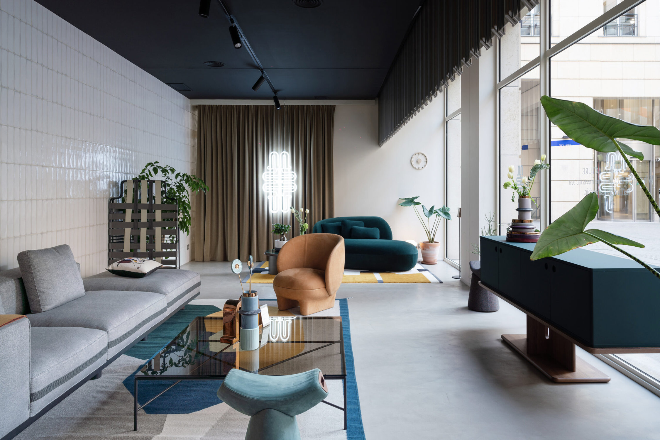 Der Showroom von  La Manufacture in Paris versammelt Designer- stücke wie das Outdoor- sofa Saint-Rémy von Luca Nichetto und den Sessel Moro von Sebas­tian  Herkner.