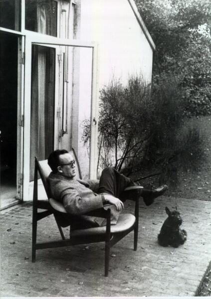 Der Designer im Chieftain Chair (1949)  vor seinem Haus bei Kopenhagen.