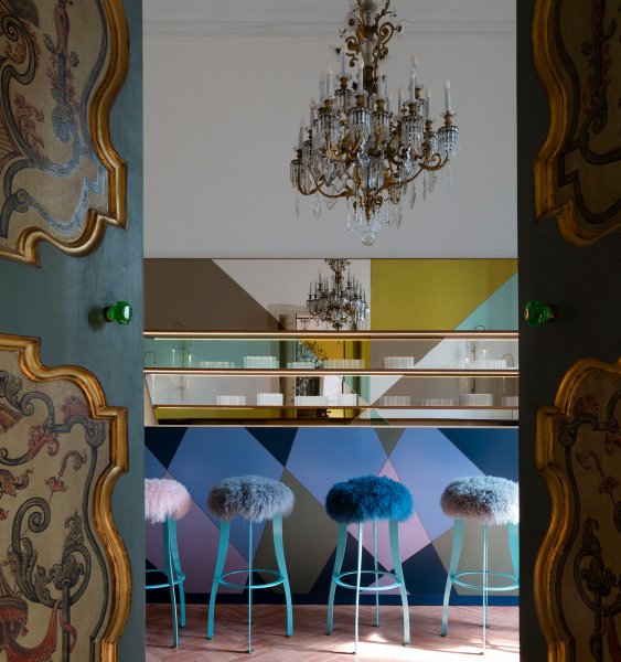 Den auffälligen Tresen aus Holz, Linoleum und farbigem Glas sowie die Barhocker mit Puschelpolstern entwarf der Italiener Martino Gamper im Auftrag der Besitzerin für den Palazzo Luce.