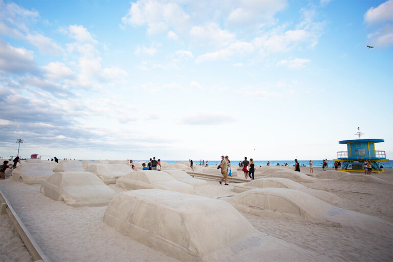 IDEAT Magazins Leandro Erlich Miami Beach Sandskulptur