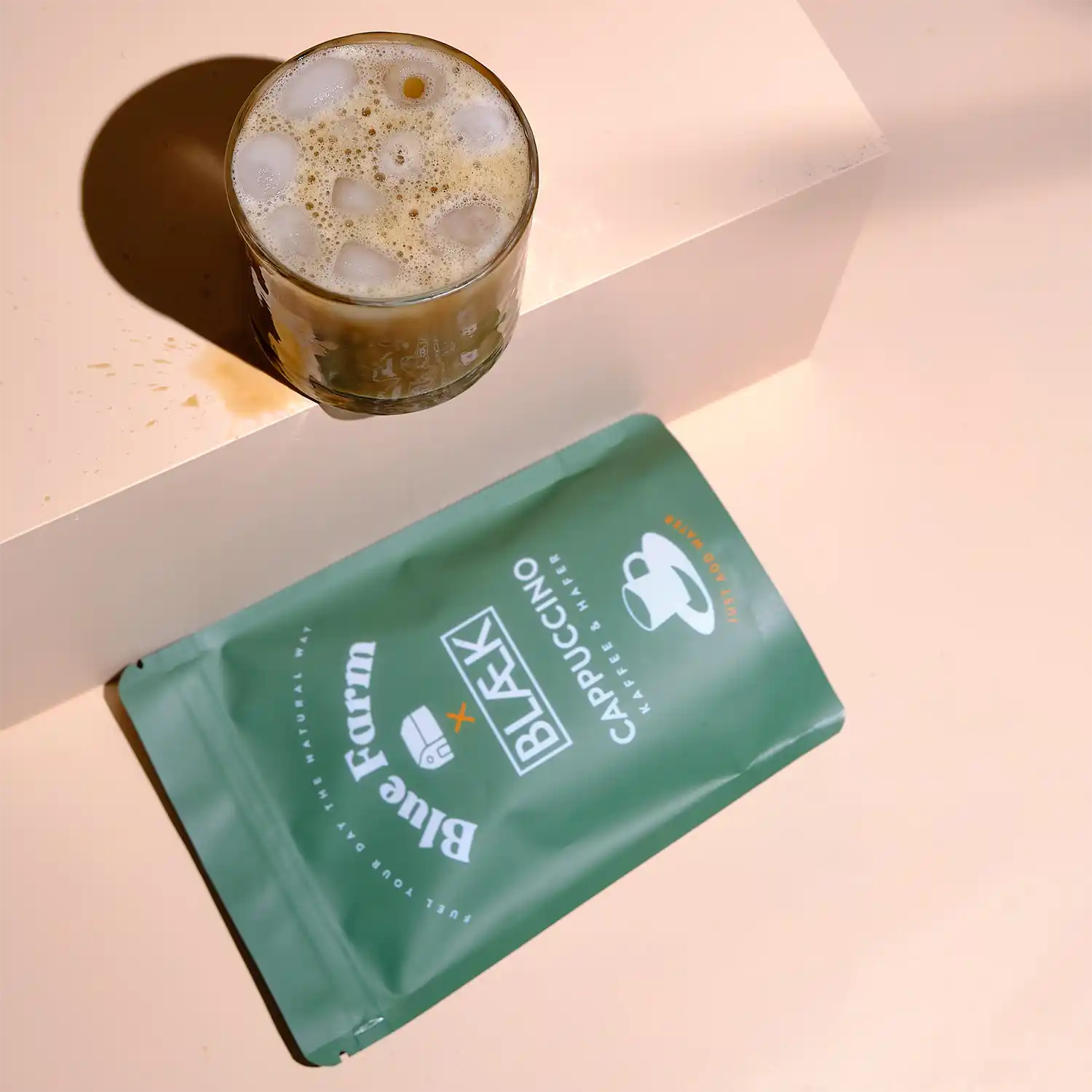 Hafermilch Cappucino To-Go: Instant von BLÆK x Blue Farm 2 BLÆK X Blue Farm