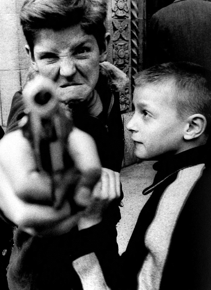 22 Gun 1 New York © Estate of William Klein Courtesy of Howard Greenberg Gallery New York pf131705