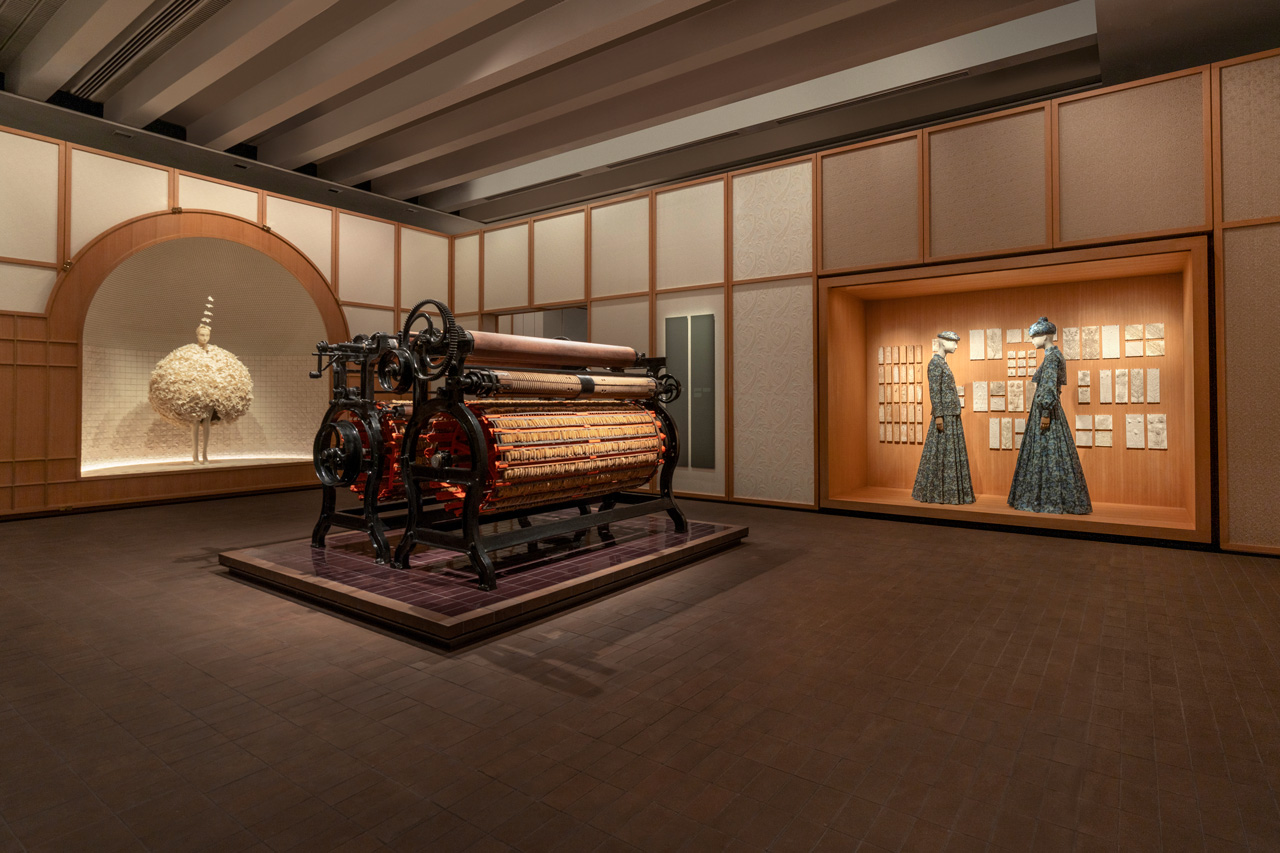 100 Jahre Exzellenz – Loro Piana zeigt erste Ausstellung in Shanghai 1 Webmaschine im Museum of Art Pudong.