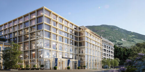 Die moderne Glasfassade des Falkensteiner Hotel Bozen im Herzen von Südtirol