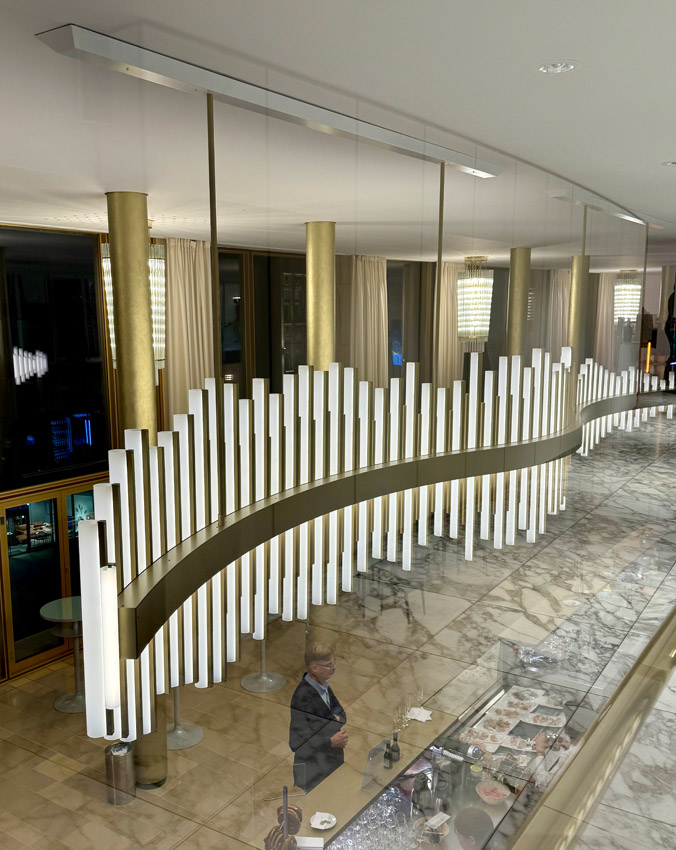 Coole Inszenierung: Das neue Foyer der Hamburgischen Staatsoper 5 THE STUDIOS entwarf die Lichtinstallation Amplitude