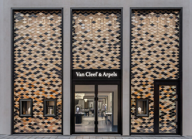 Die Van Cleef & Arpels-Boutique in Hamburg, Deutschland – Foto ©Kristen Pelou