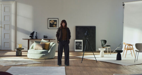 Helena Christensen mit Ø Lounge Chair und Flora Kollektion BoConcept.