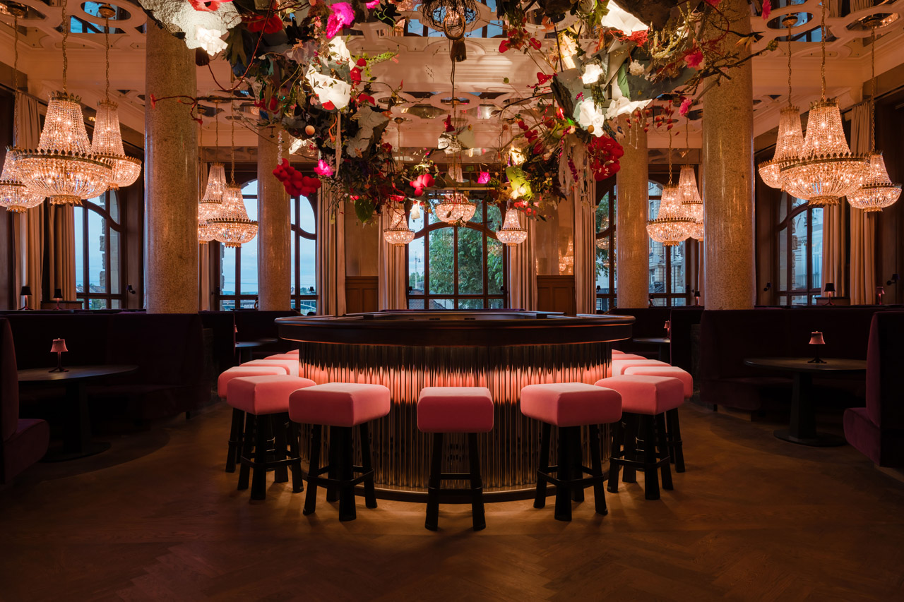 Le roi, c’est moi: Das Les Trois Rois eröffnet in Annex 3 Über dem Bartresendes Restaurants Banks hängt die Konstruktion Fliegendes Riff von Gerda Steiner und Jörg Lenzlinger: ein schwebendes Kuriosi tätenkabinett mit Objekten aus dem Hotelfundus, Trouvaillen der Angestellten sowie Himmelsbrocken aus Schaumstoff, aus denen rosafarbene, sonnengelbe und weiße Kristalle aus Kunstdünger herauswachsen.