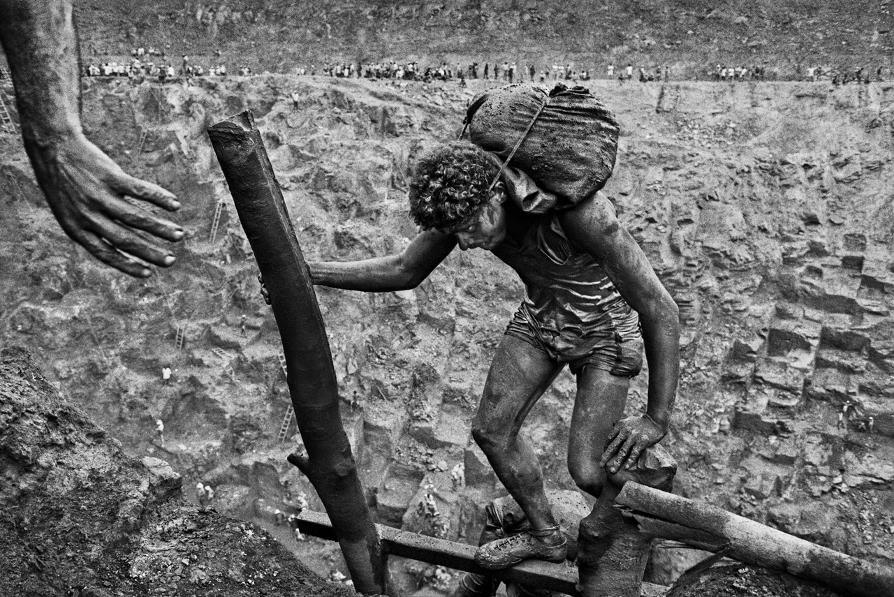 Sebastião Salgado: Eine Retrospektive in Köln 1 Sebastião SalgadoGold Mine of Serra Pelada, Pará, Brazil, 1986 © Sebastião Salgado
