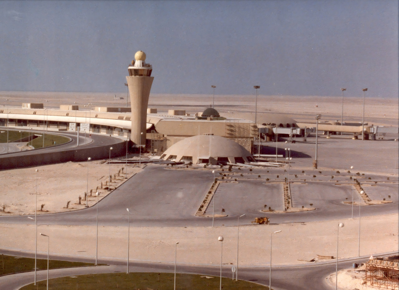 Abu Dhabi goes Art: NOMAD feiert Premiere in der Golfmetropole 1 Der Zayed International Airport wurde 1982 eroeffnet