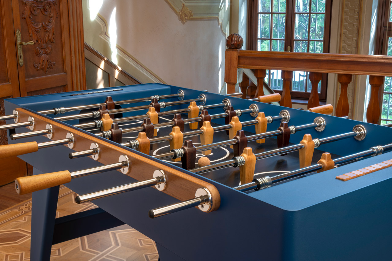FAS Pendezza lädt zum stilvollen Spiel 2 FAS Pendezza BOSS football table blue detail 03