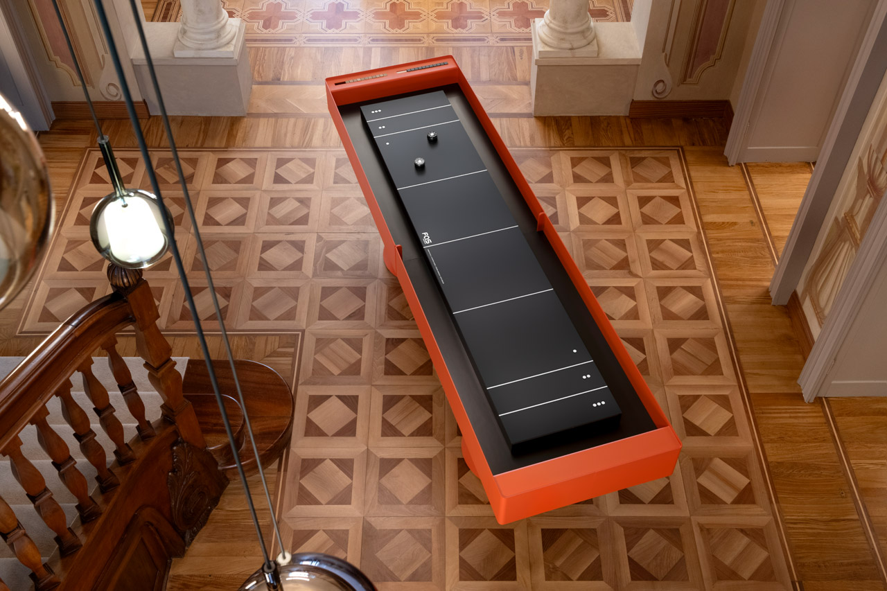 FAS Pendezza lädt zum stilvollen Spiel 3 FAS Pendezza BROOKLYN shuffleboard orange indoor setting 02