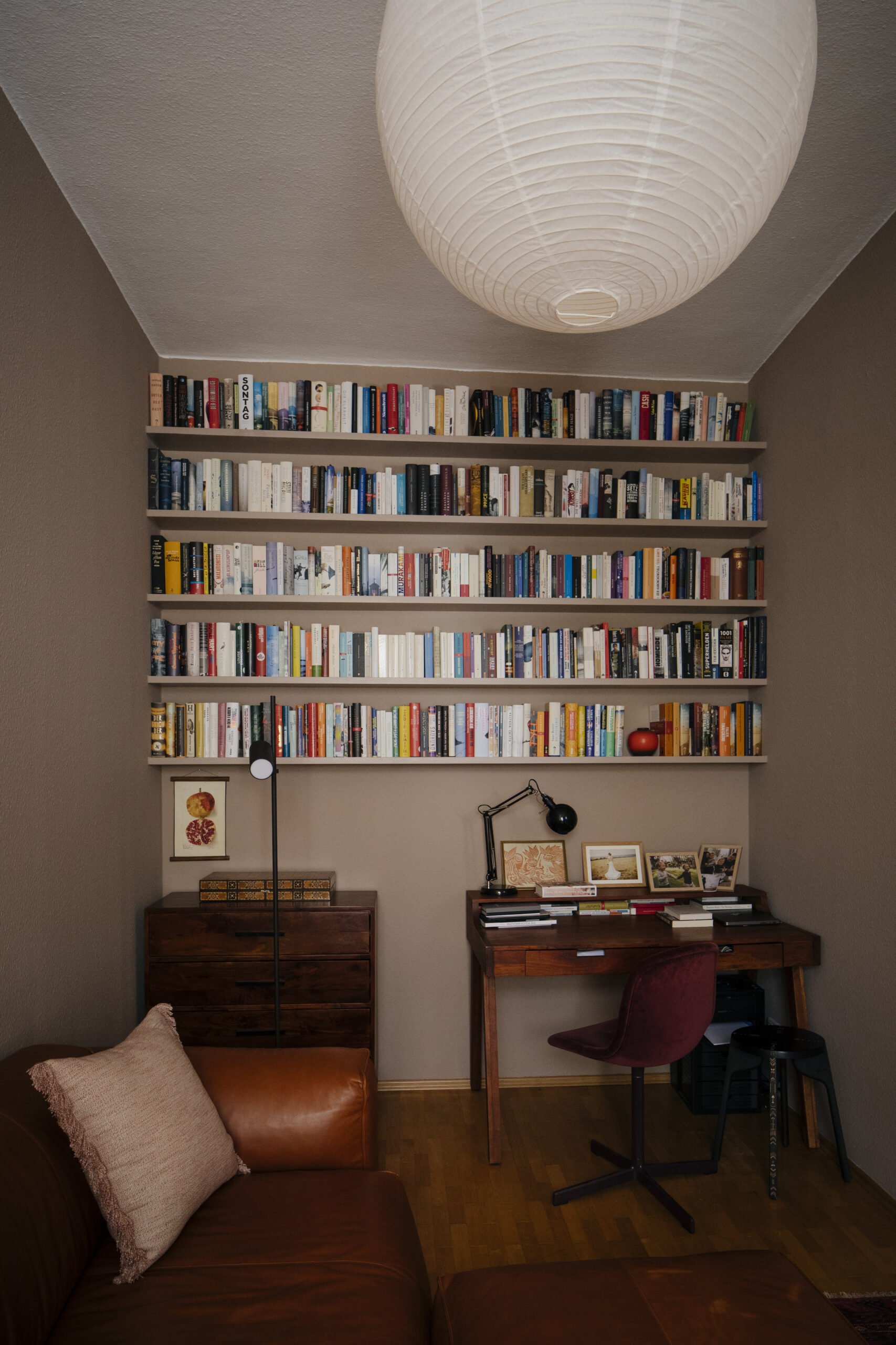 Interior Styling Tipps: Von A wie Ausmisten bis V wie vertikales Denken 2 Ganze Wand Y4A3926 Kopie scaled