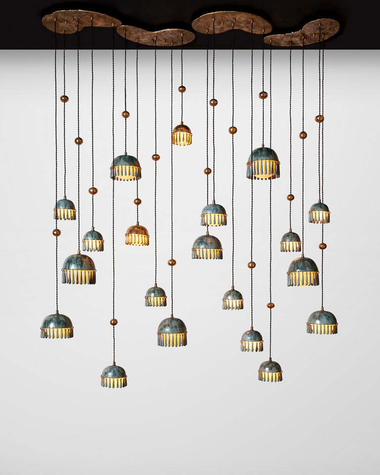 Abu Dhabi goes Art: NOMAD feiert Premiere in der Golfmetropole 2 Jeremy Andersons Deckenleuchte „Ephyra Cinque gehoert zu den Ausstellungstuecken der Londoner Galerie FUMI