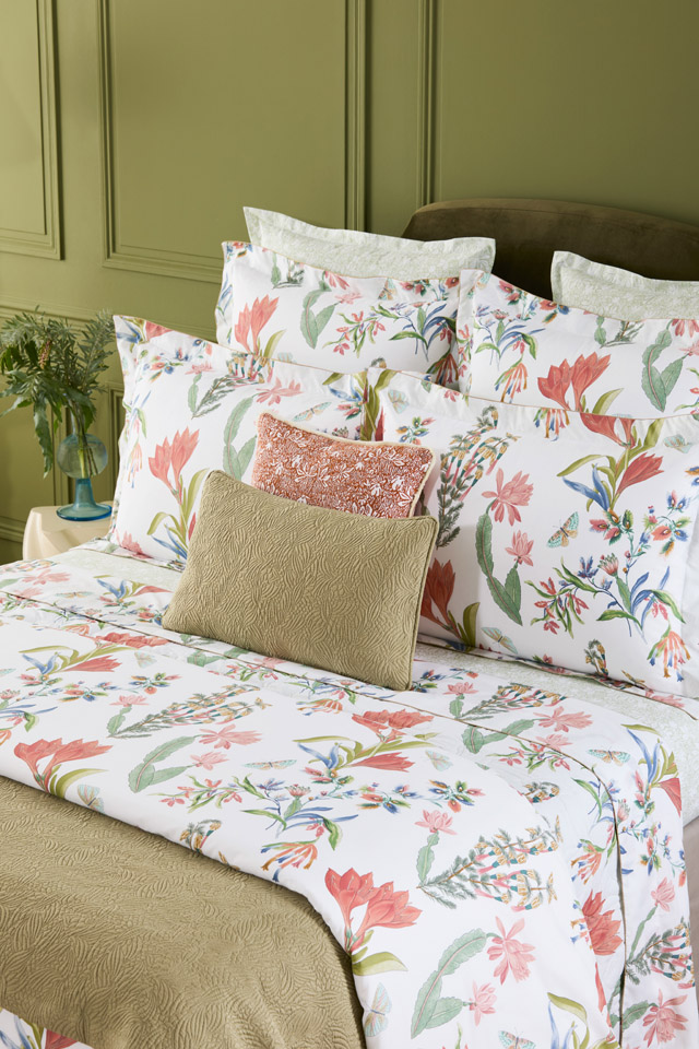 Licht, Linie, Leinen: Yves Delorme bringt die neue Kollektion in die Villa Benkemoun 4 Bed set EZE Lifestyle Yves Delorme YD PE6 EZE Lit Ambiance Large 2