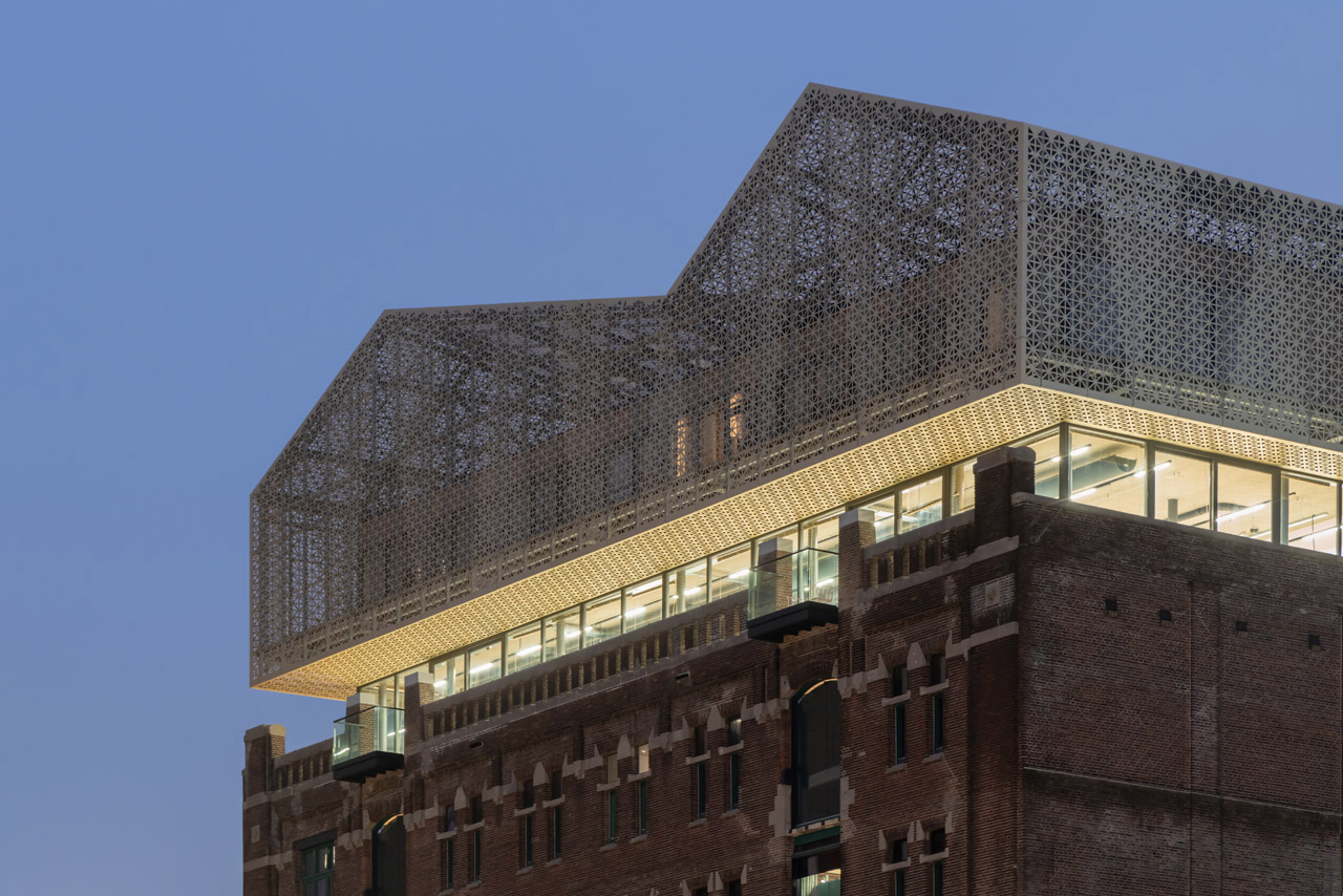Nederlands Fotomuseum eröffnet im Santos Warehouse in Rotterdam 1 Nederlands Fotomuseum pakhuis Santos kroon Santos warehouse crown © Iwan Baan
