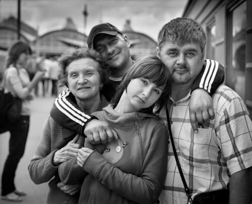 „Family 83 Russia St. Peterburg Vitebskij Vokzal 07.07.2009 6.30 p.m. © 2026 Alexander von Reiswitz Alle Rechte vorbehalten