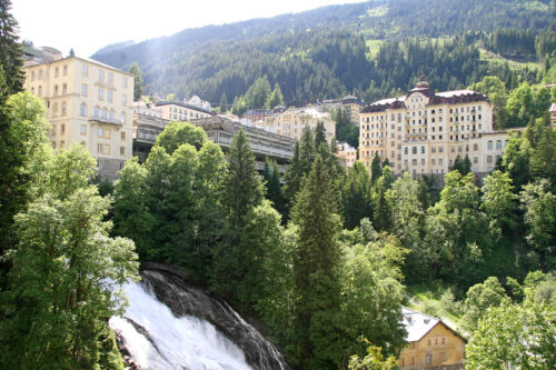 Der majestaetische Wasserfall stuerzt tosend mitten durch das historische Ortszentrum.Bad Gastein ©Jason Houzer1