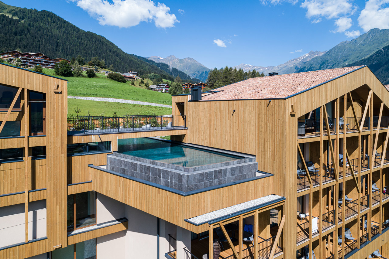 Die Kroenung der Gassenloge ist der 20 Meter lange Infinitypool. ©Gassenhof
