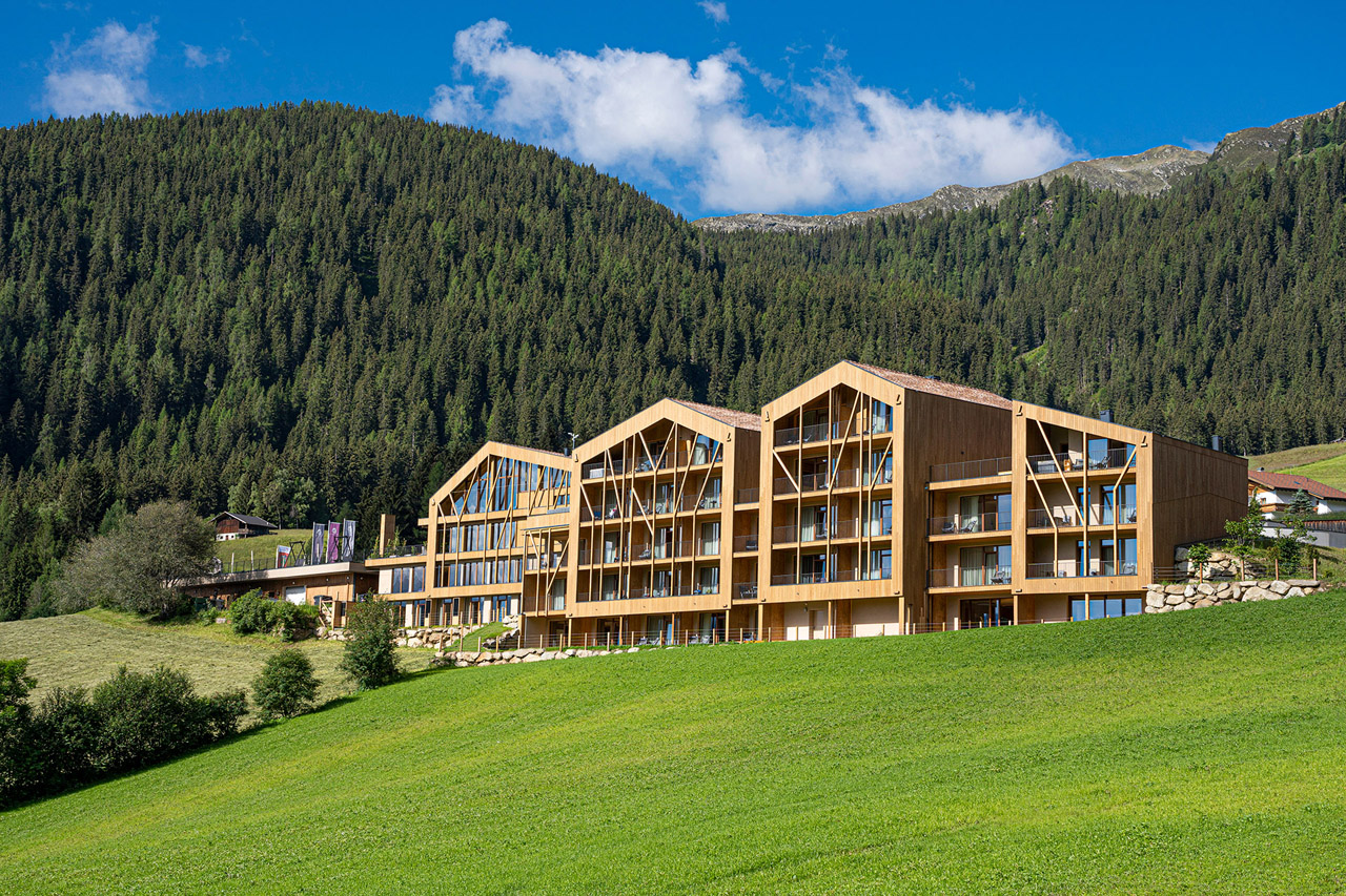 Stilvolles Upgrade – die neue Fassade des Gassenhofs. Gassenloge Aussenansicht ©Christian Gufler fotogufler.com 1