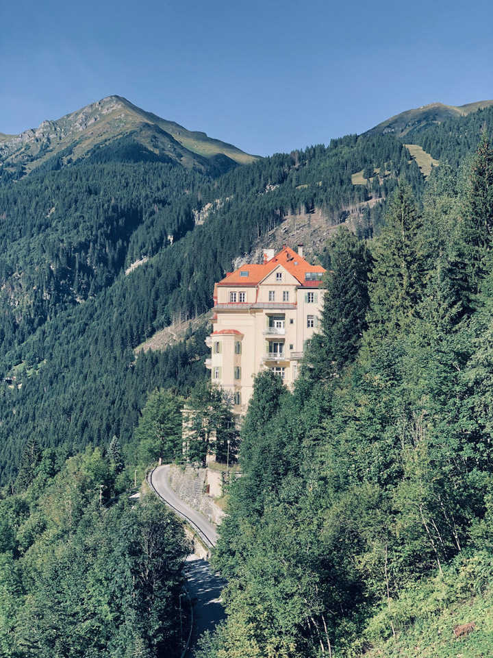 Umgeben vom satten Gruen der Gasteiner Bergwelt erstrahlt das Astoria in alter Pracht. Bad Gastein hoch 300 dpi