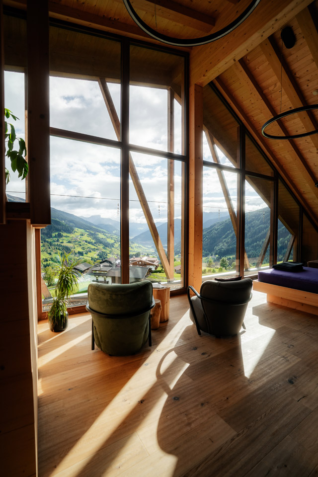 Zimmer mit Aussicht – aus den raumhohen Fensterfronten bietet sich ein beindruckendes Berg Panorama. Gassenhof c marian.mertez