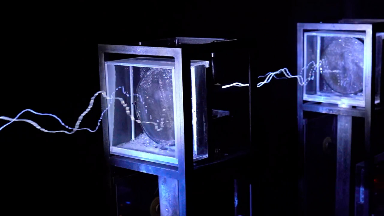 Ein altes Kino in Berlin wird dank THE DARK ROOMS VEINS zur immersiven Kunstausstellung 1