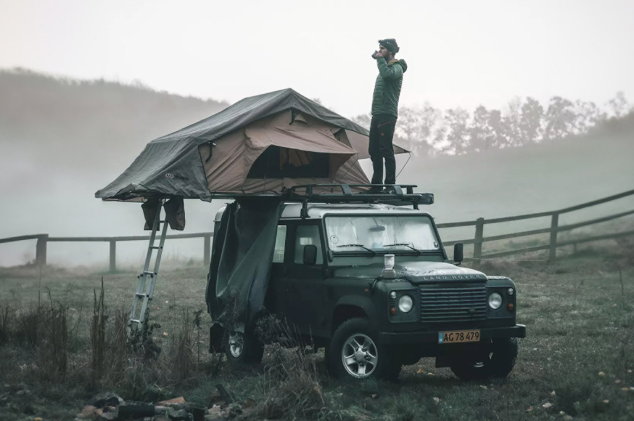 Mit Land Rover auf Entdeckungstour über die dänische Insel Møn 4 Jeep mit Dachzelt und Mann